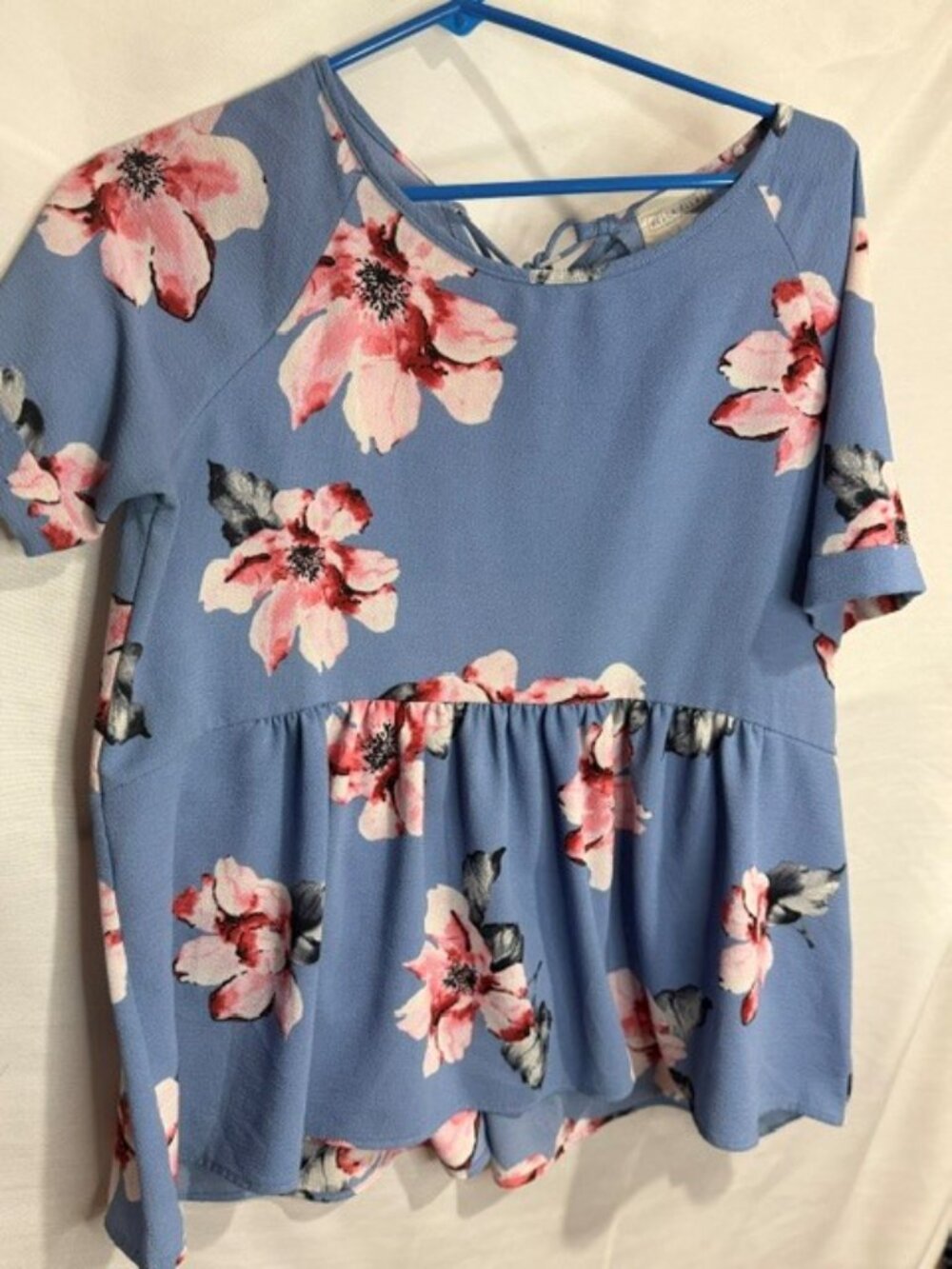 Bella Ella Floral Top with Lace up back detail - size large